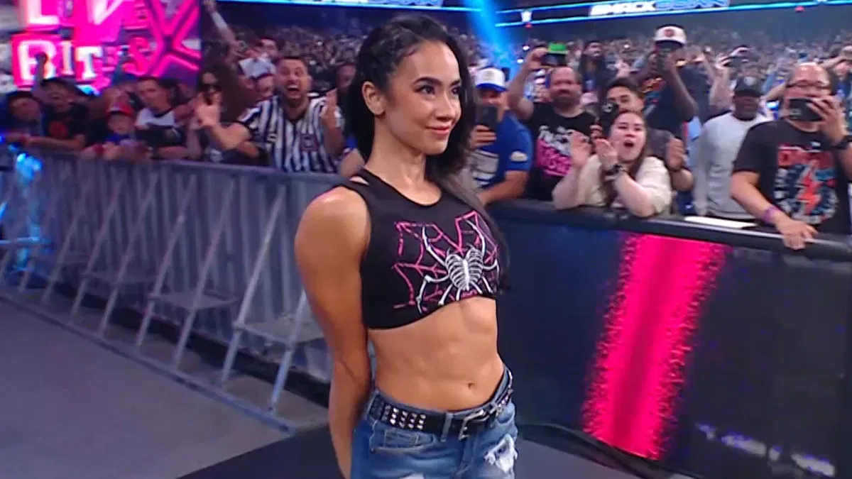 AJ Lee Signs New WWE Contract (WATCH)