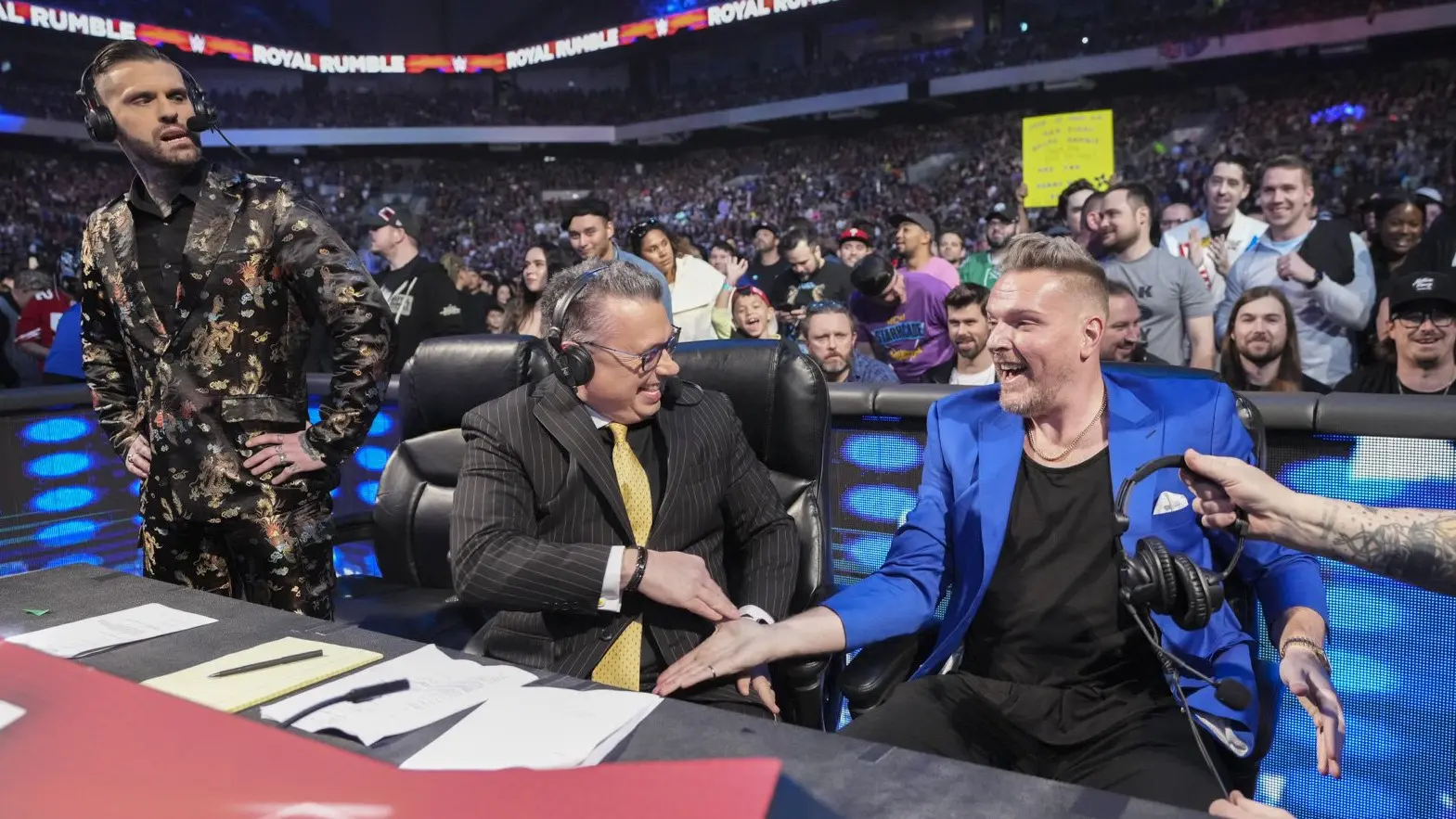 Tony Schiavone Praises Michael Cole Despite WWE–AEW Rivalry Tony Schiavone Praises Michael Cole Despite WWE–AEW Rivalry