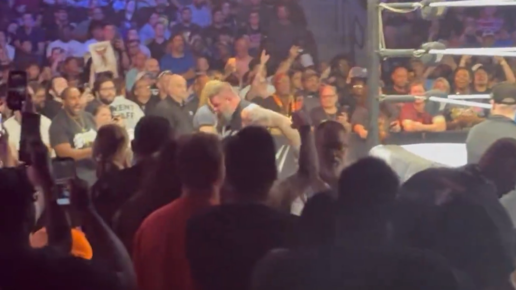 Kevin Owens Suffers Apparent Knee Injury At WWE Live Event