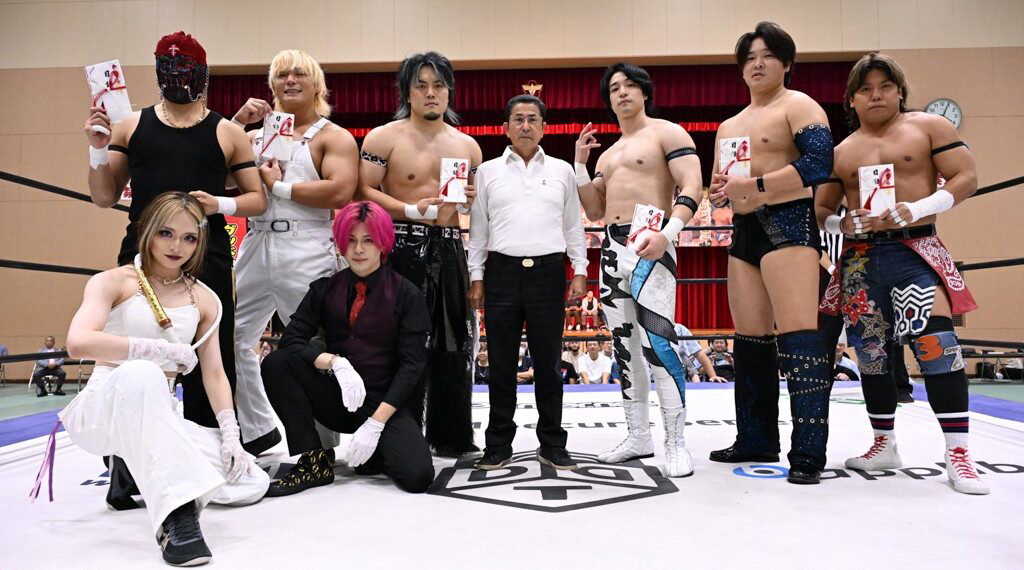 Viento Levante and other DDT wrestlers in the ring